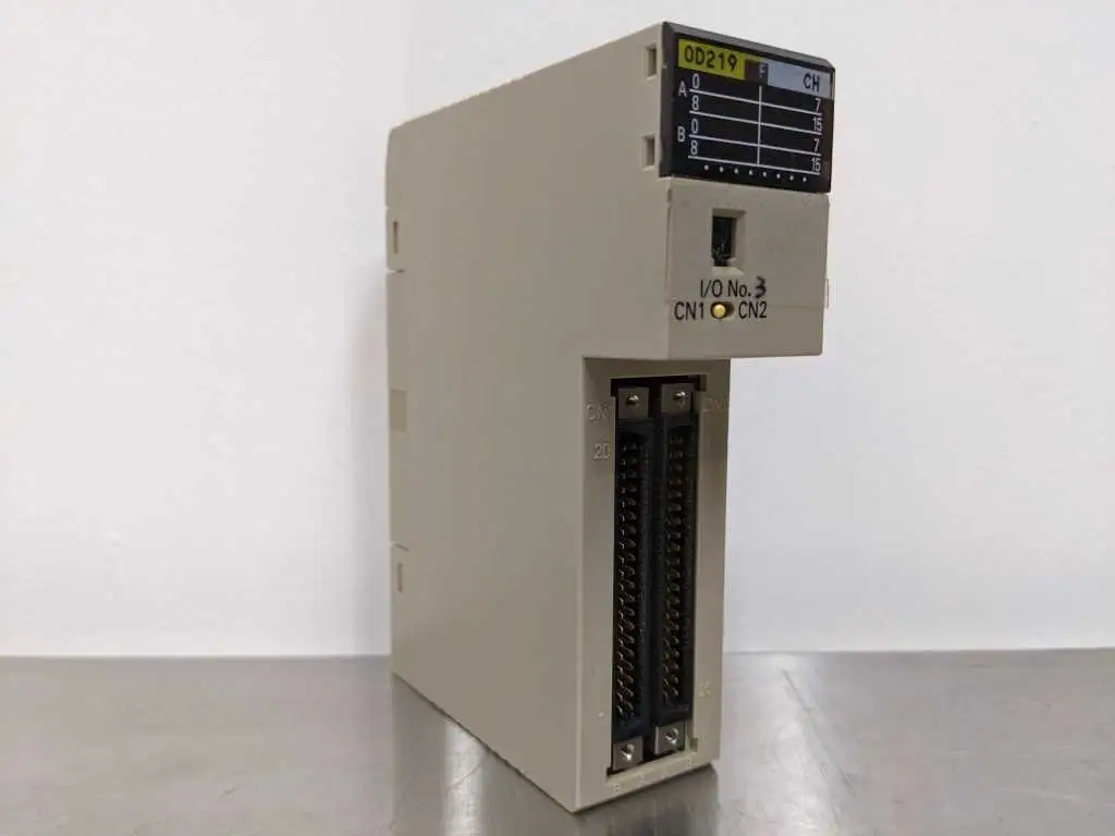 Omron C200H-OD219 Output Module 24, VDC 0.1A/point, 6.4A/unit