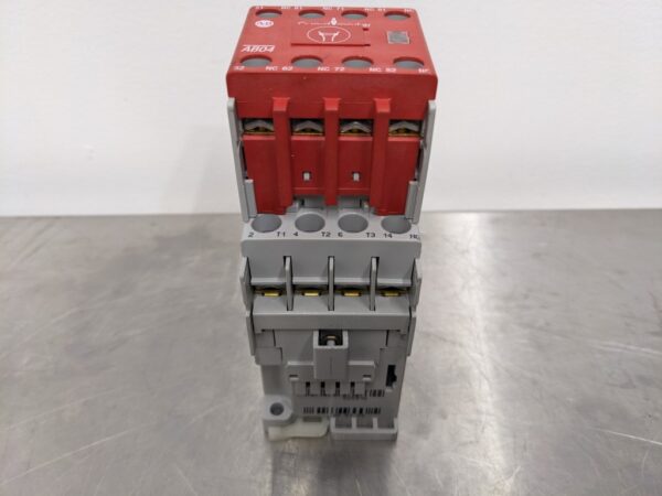 100S-C09D14BC, Allen-Bradley, Guardmaster Auxiliary Safety Contactor
