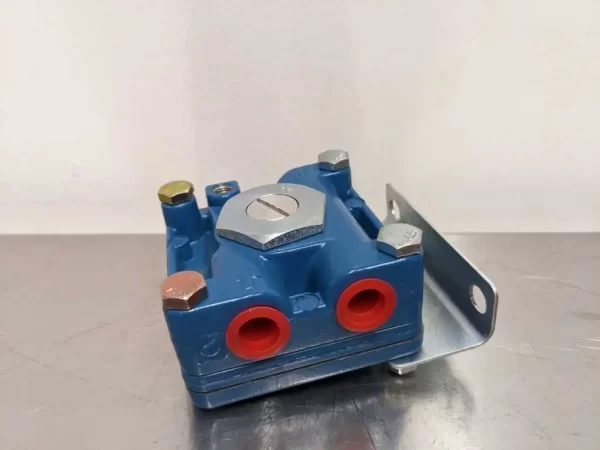 CR-100-A6, Robertshaw, Pneumatic Amplifying Relay 1:6 Ratio 1/4" Female NPT