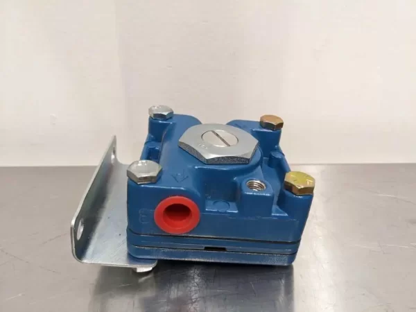 CR-100-A6, Robertshaw, Pneumatic Amplifying Relay 1:6 Ratio 1/4" Female NPT