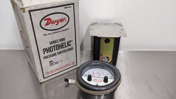 A3006-RMR, Dwyer, Photohelic Pressure Switch Gage