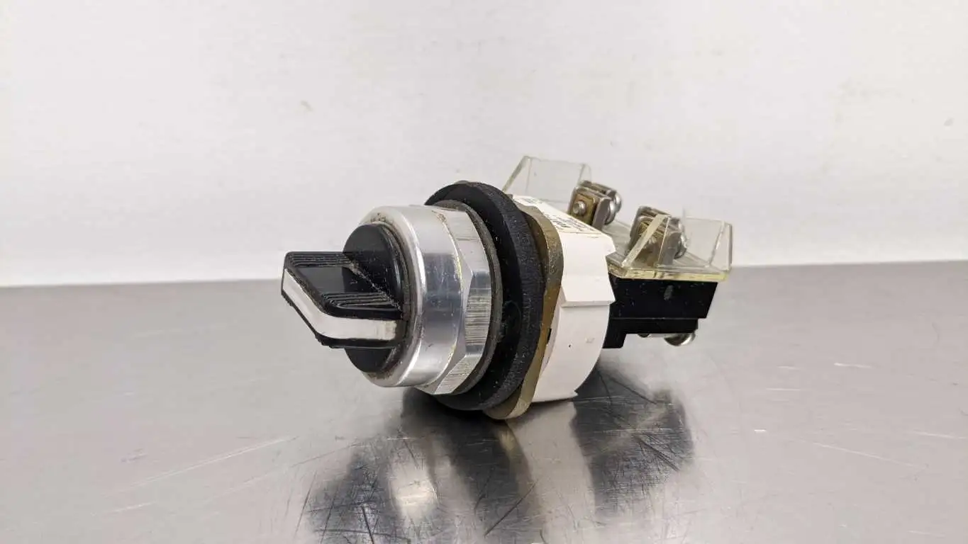 Allen-Bradley 800T-J91 3 Position Selector Switch Ser T