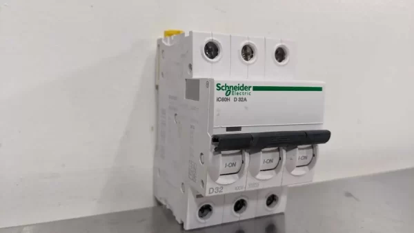 iC60H D32A, Schneider Electric, Miniature Circuit Breaker