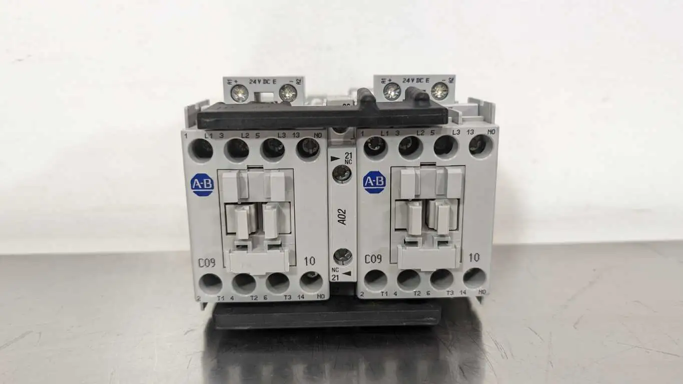 Allen-Bradley 104-C09EJ22 Reversing Contactor PN-27725 Ser B 2NO 2NC 24VDC 3 Poles Aux Cont