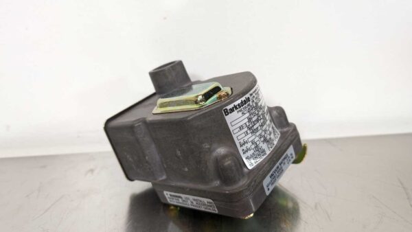 D1T-A3SS, Barksdale, Pressure or Vacuum Actuated Switch 5469 1 Barksdale D1T A3SS 1