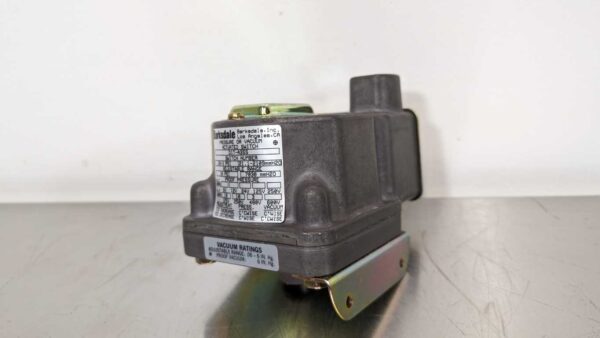 D1T-A3SS, Barksdale, Pressure or Vacuum Actuated Switch 5469 2 Barksdale D1T A3SS 1