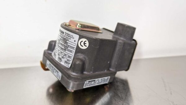 D1T-A3SS-B2, Barksdale, Pressure or Vacuum Actuated Switch 5486 2 Barksdale D1T A3SS B2 1