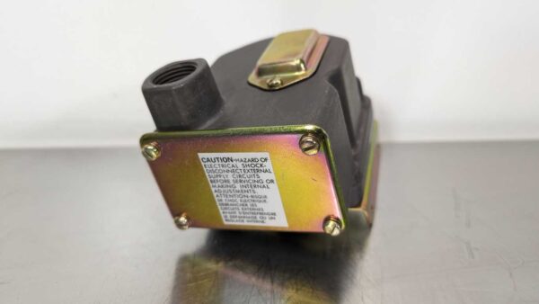 D1T-A3SS-B2, Barksdale, Pressure or Vacuum Actuated Switch