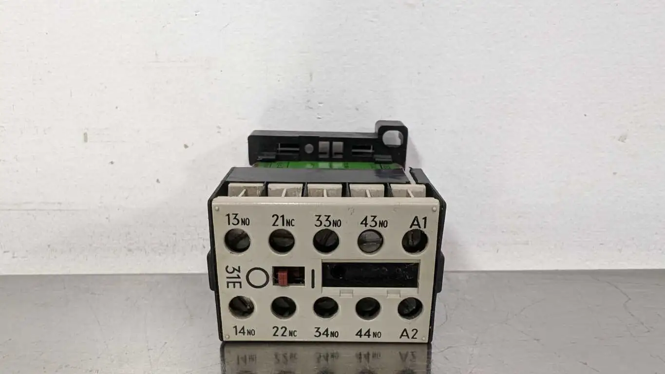 Siemens 3TJ1031-0BB4 Contactor 10A 24VDC 240VAC 10A 3 Pole 240VAC