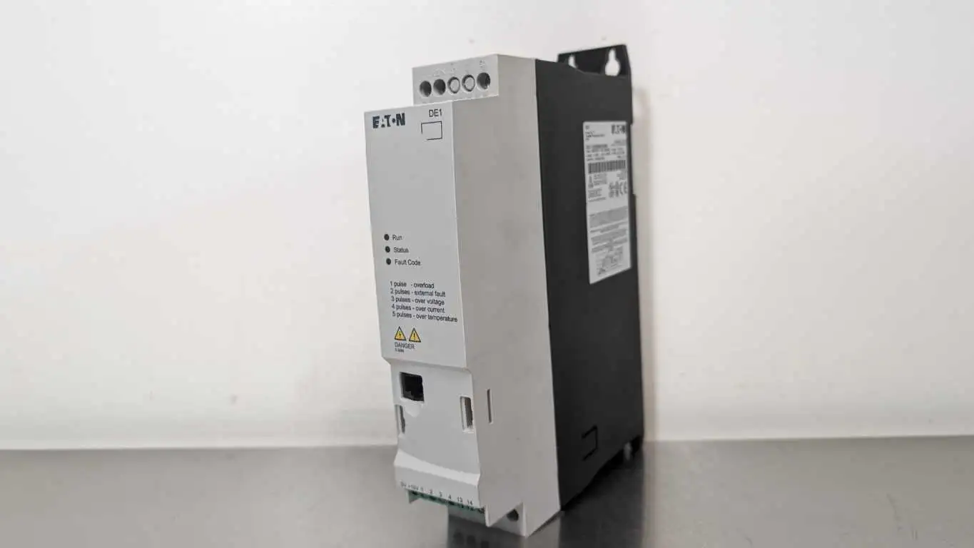 Eaton DE1-122D3NN-N20N Variable Frequency Drive 177360 0.5HP 0-300Hz