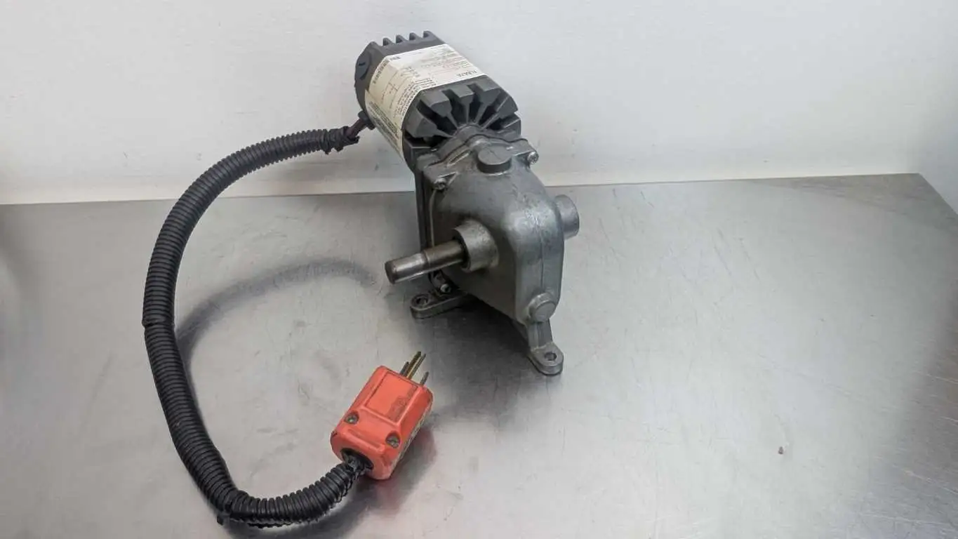 Dayton 1LRA7A Right Angle AC/DC Gearmotor 1/15HP 1714:1 4.5 RPM 115V AC/DC 1.1A