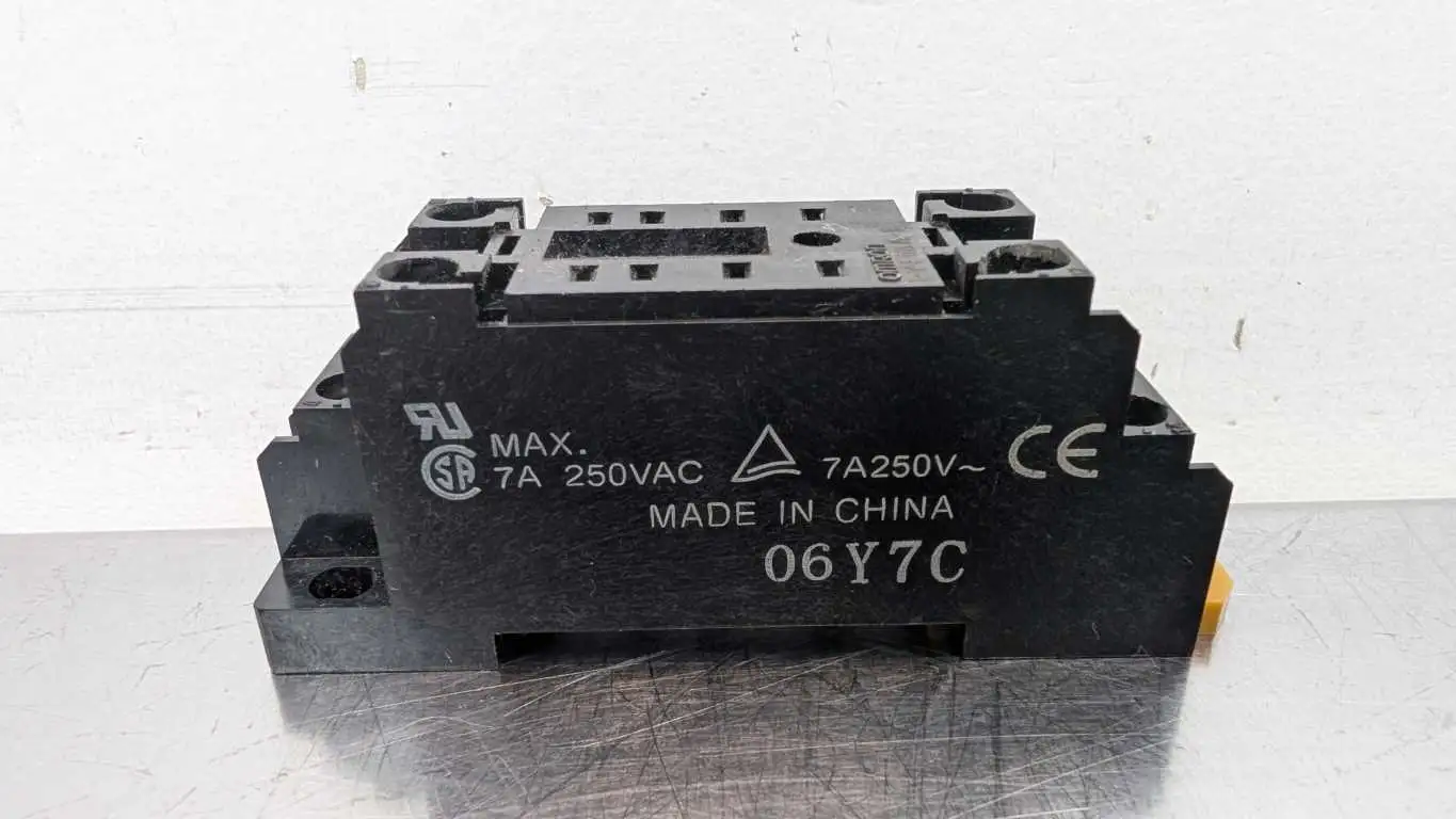 Omron PYF-08A-E Din Rail Relay Socket 06Y7C 8-Pin 250VAC 7A